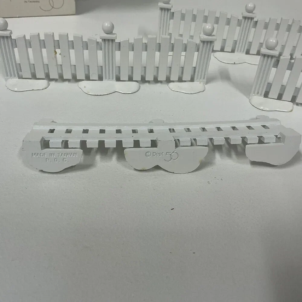 DEPT 56 VILLAGE PICKET FENCE, 4 PIECES, CAST‎ METAL, #5101-2 WHITE